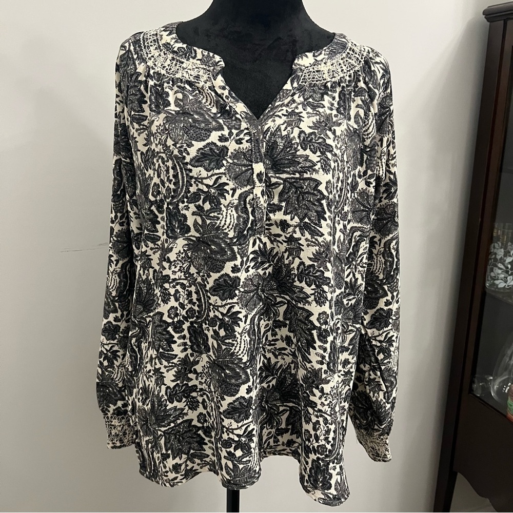 EUC Wonderly Black & White Floral Women's Top - L